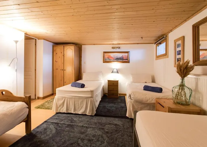 Chamonix Large Chalet, Sleeps 12, 200M2, 5 Bedroom, 4 Bathroom, Garden, Jacuzzi, Sauna