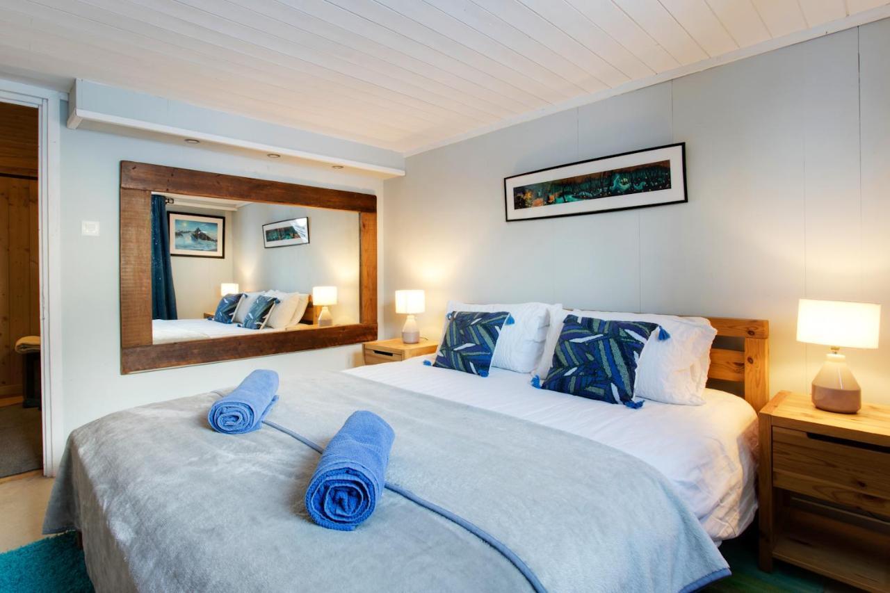 Chalet Large Chalet, Sleeps 12, 200m2, 5 Bedroom, 4 Bathroom, Garden, Jacuzzi, Sauna *
