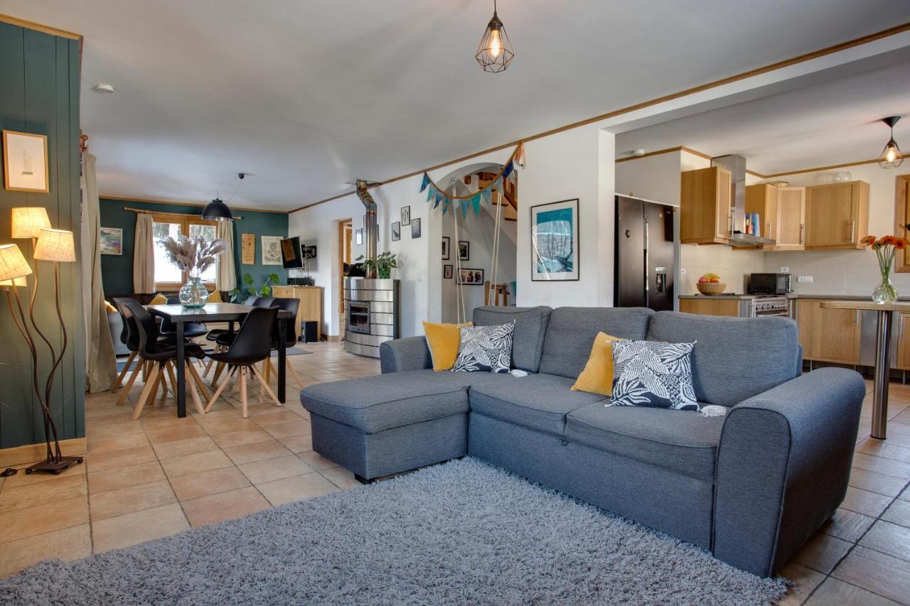 Large Chalet, Sleeps 12, 200m2, 5 Bedroom, 4 Bathroom, Garden, Jacuzzi, Sauna